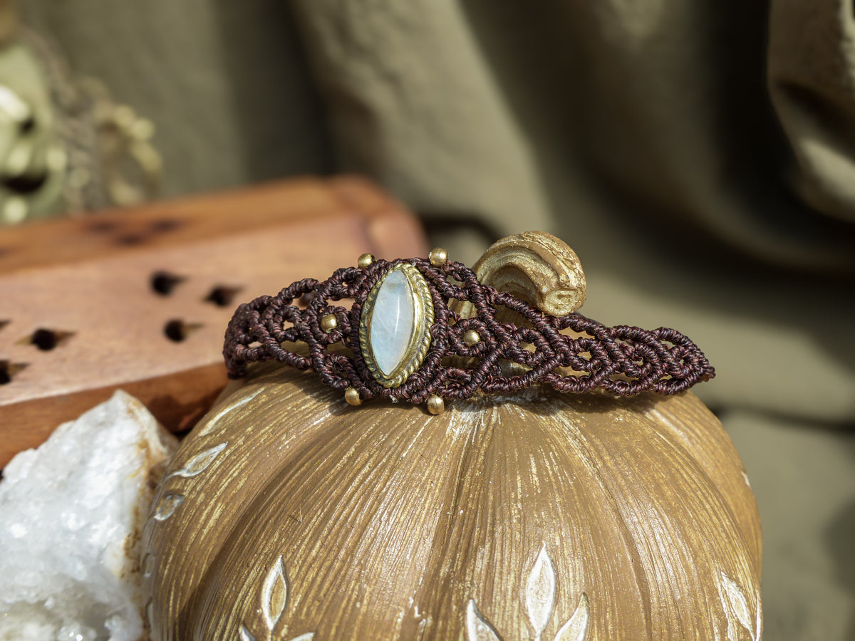 Moon Veil – Mondstein Makramee Armband