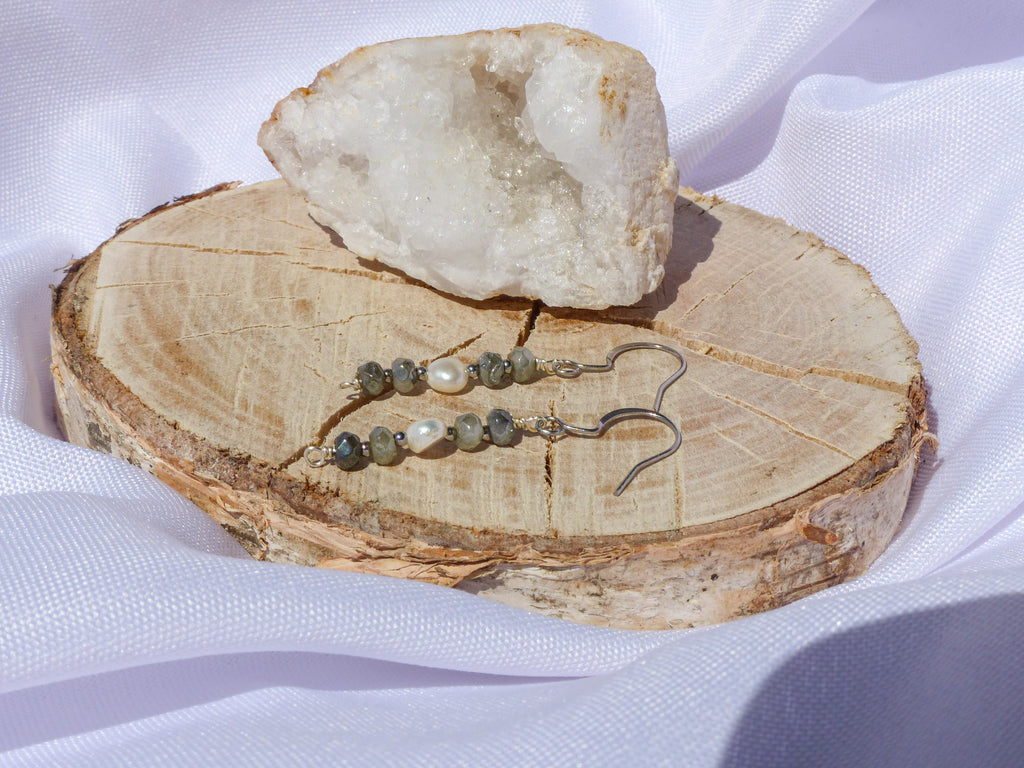 Ohrringe mit Labradorit & Süßwasserperle für Schutz & Eleganz