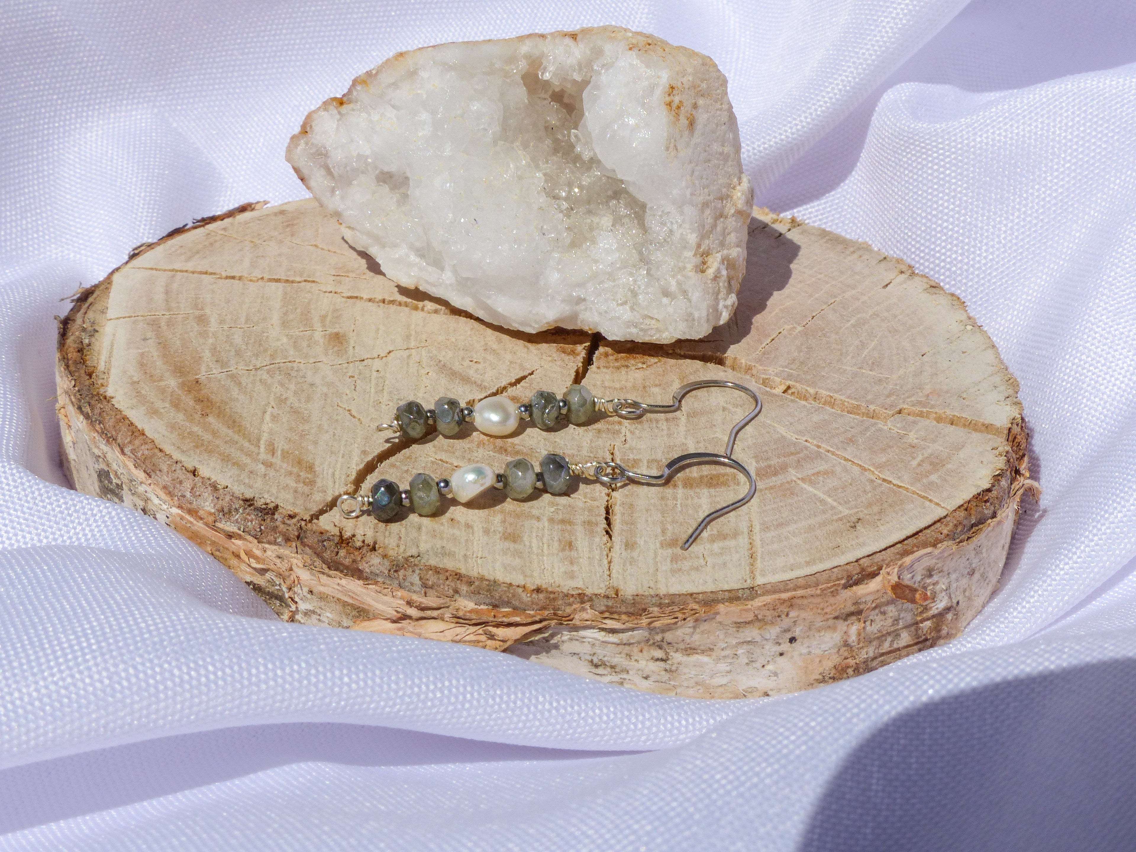 Ohrringe mit Labradorit & Süßwasserperle für Schutz & Eleganz