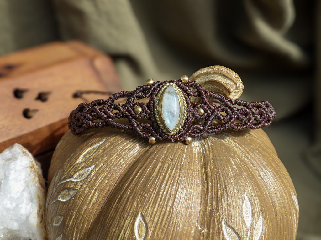 Moon Veil – Mondstein Makramee Armband