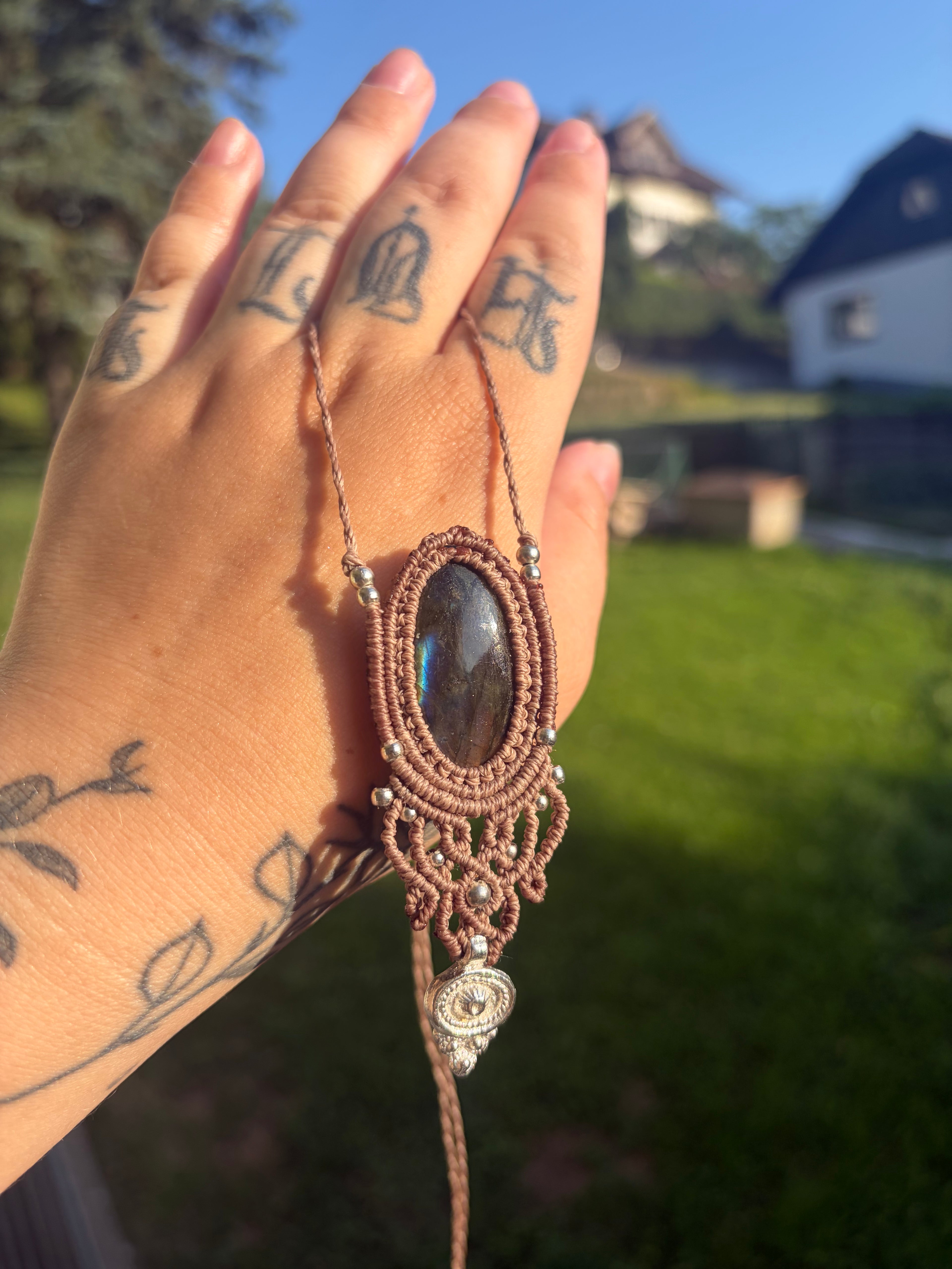 Lunar Embrace - Labradorit Kette