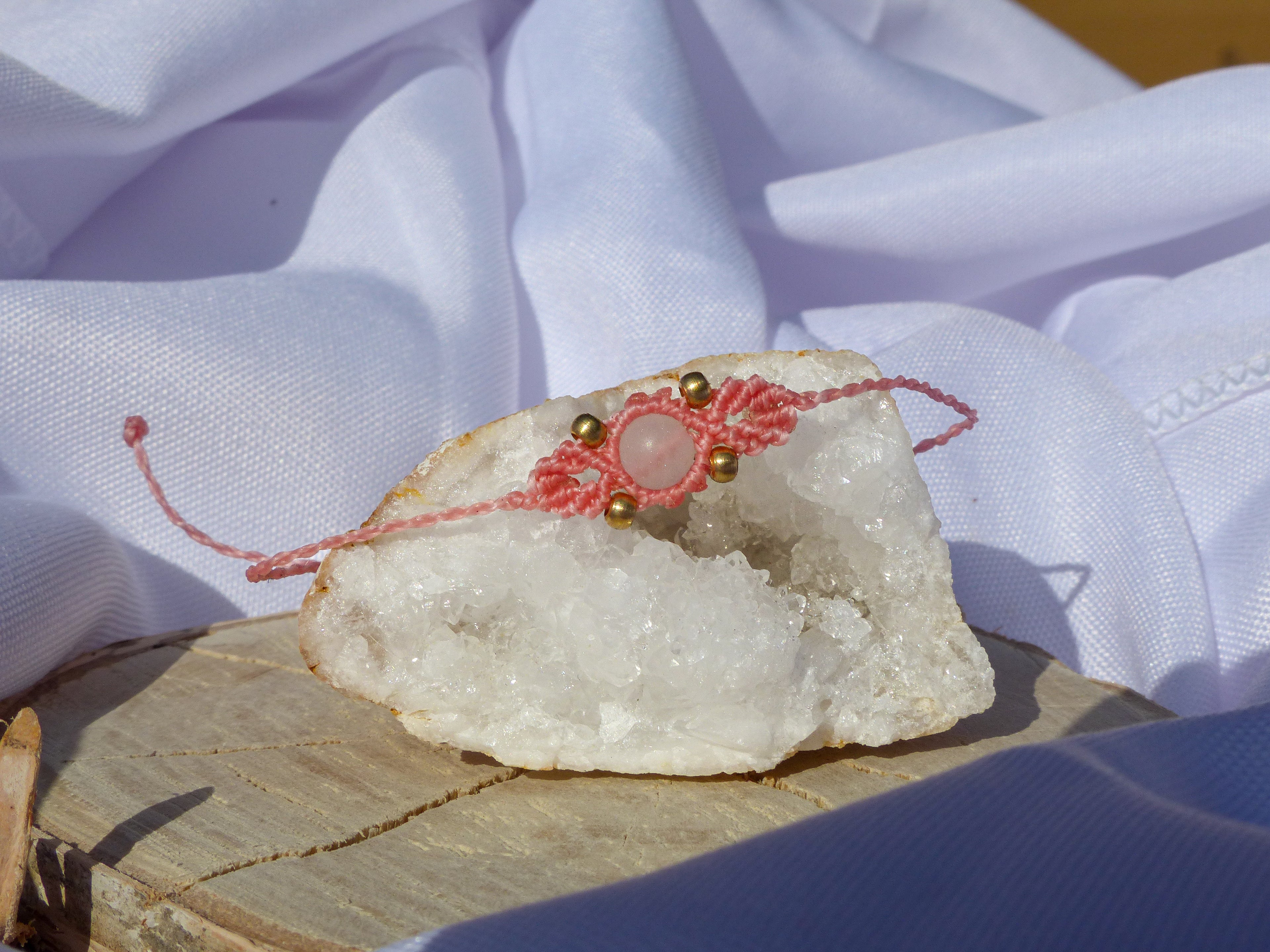 Makramee Armband mit Rosenquarz für Liebe & Herzenergie