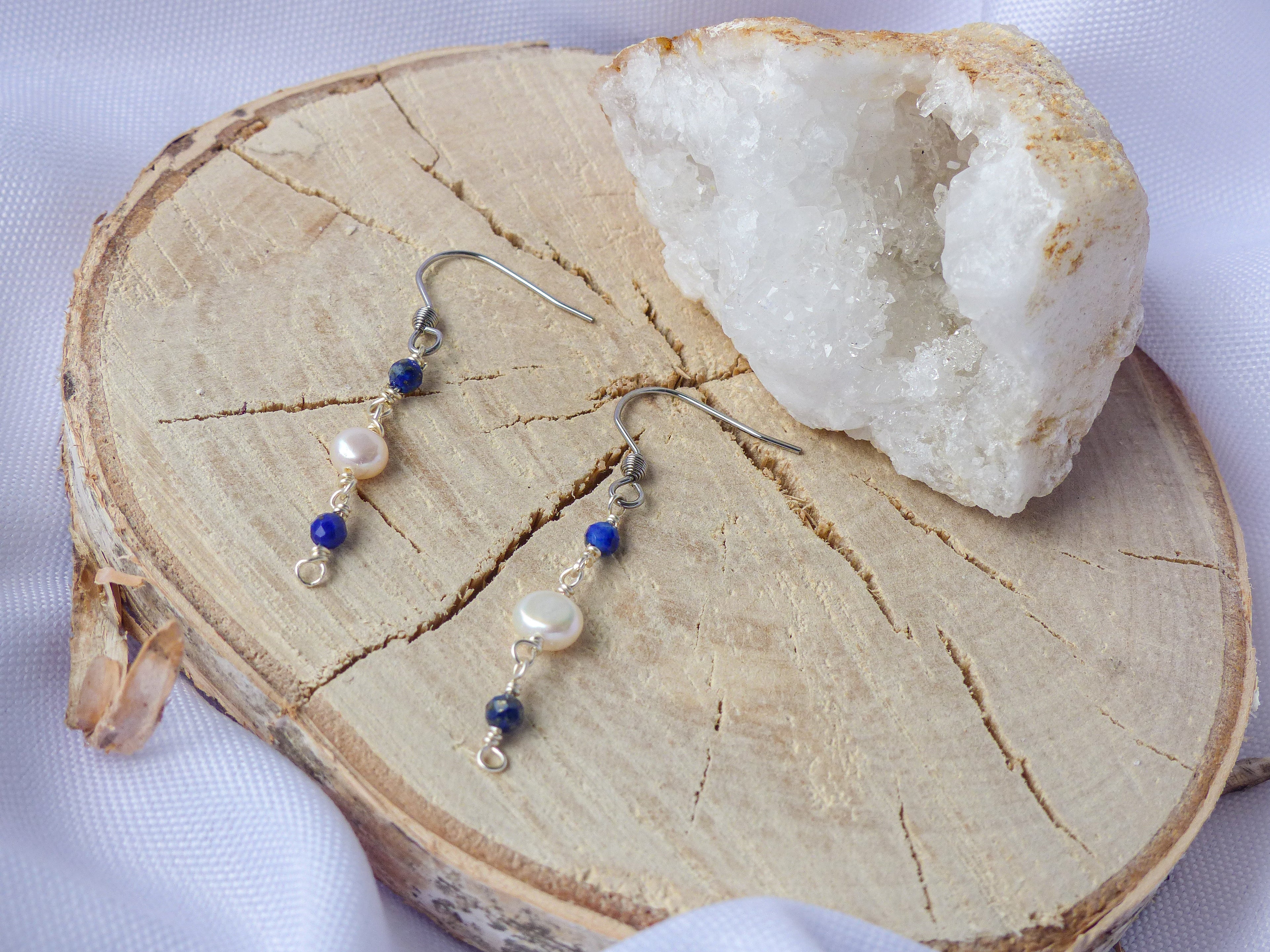 Ohrringe mit Lapislazuli & Süßwasserperle mit Klarheit und Eleganz