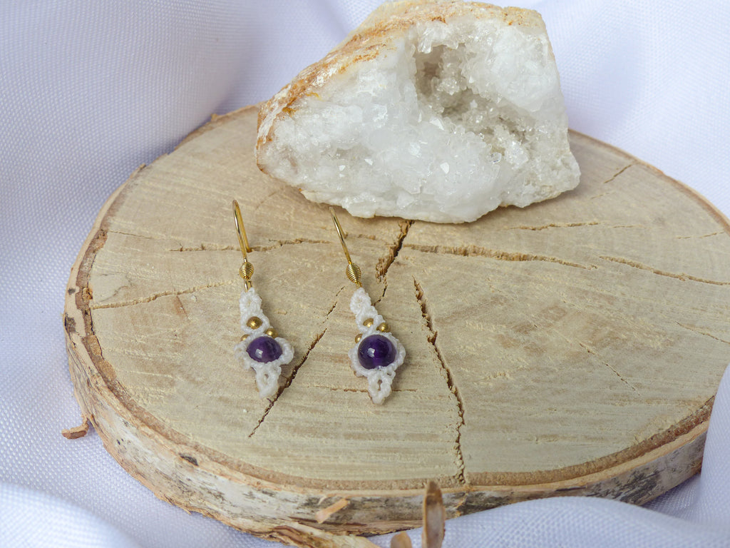 Ohrringe mit Amethyst im Makramee Design für Ruhe & Balance